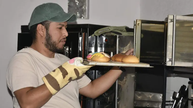 Las cochas reyes reciben el último toque en su fabricación.